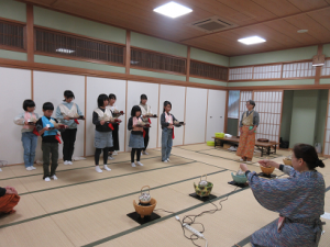 お点前を披露する子ども達