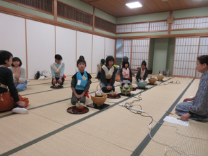 お客様への挨拶を練習する子ども達
