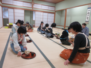 お茶を立てる子ども達