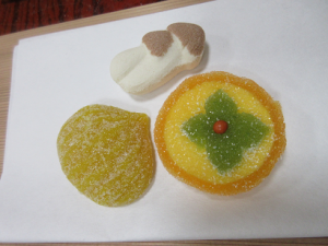 今日のお茶請けは柿と栗と松茸を模った干菓子でした