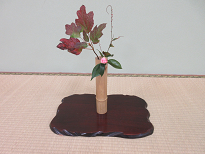 今日の生け花は椿と水引と柏葉紫陽花でした