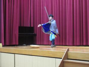 股旅（またたび）の衣装を着て、刀を持って「一本刀土俵入り」を演じている演者