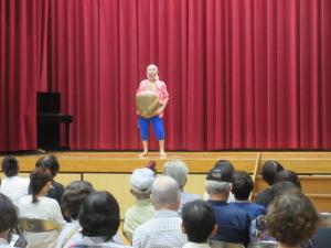どじょうすくいの恰好をして「どじょうすくい」を演じている演者