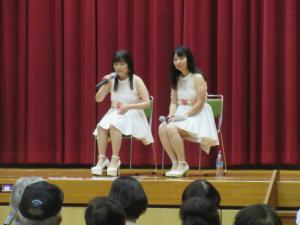 椅子に座ってトークするミュンとヤヨ