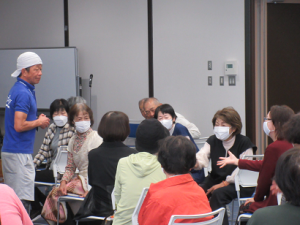 会場を所狭しと動き回られる講師先生