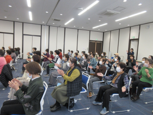 両手を広げ、拍手するなど脳トレを試す受講生の皆さん