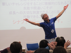 笑顔で両手を広げる講師先生