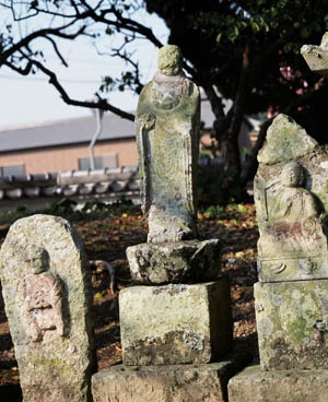 大日寺石仏群地　蔵菩薩立像前面