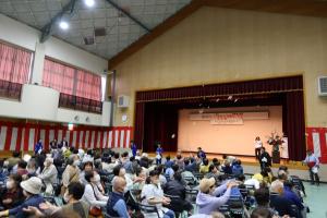善防公民館まつりの催し「餅まき」ではなく「飴まき」の様子