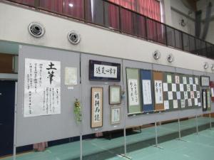 登録グループ「土筆（つくし）」による書道作品の展示の様子