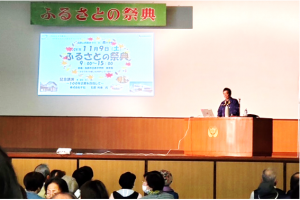 舞台上で講演中の講師の写真
