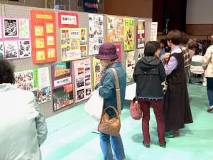 作品を鑑賞する人々の写真
