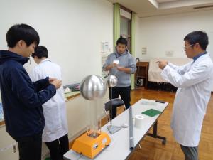 入念に打ち合わせを行う講師陣