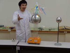 スズランテープで作ったクラゲが浮かび上がった様子