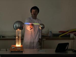 球体と球体の間に蛍光灯を入れると光がともった瞬間の様子