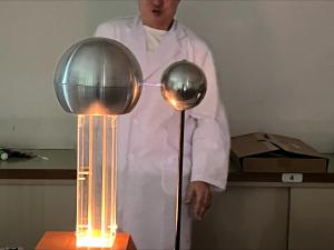 球体と球体の間に電流が発生した様子