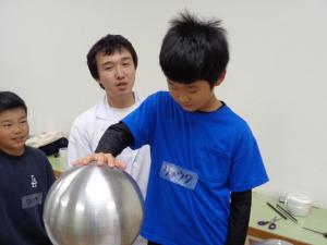 髪の毛が逆立った男の子