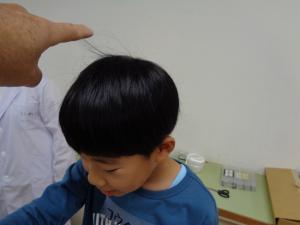 人差し指に引き付けられる髪の毛の様子
