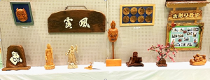 仏像などの木彫り展示の写真