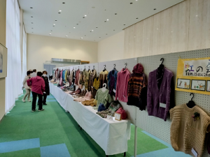 ホワイエの様子　ニット作品の展示写真