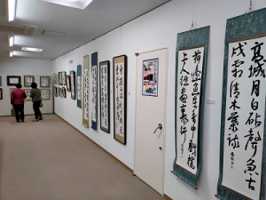 書道の作品が展示されたギャラリーの様子