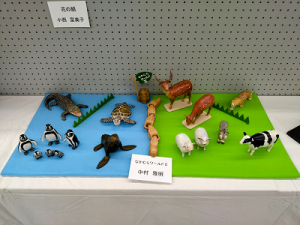 木工のミニチュア動物が展示されたギャラリーの様子