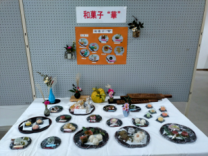 グループ生が作った和菓子が並べられたギャラリーの様子