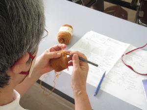 トナカイの胴体を編む受講生の様子