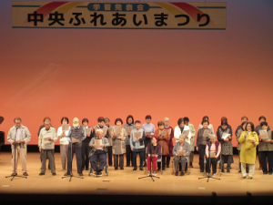 舞台に整列して歌われる皆さん
