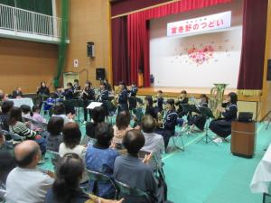 楽器の演奏をしている加西中学校吹奏楽部