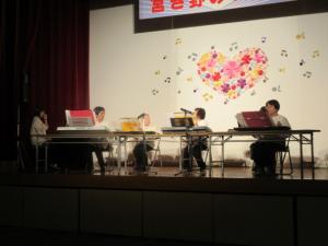 ピアノを演奏する「やさしいピアノ（２）」の皆さん