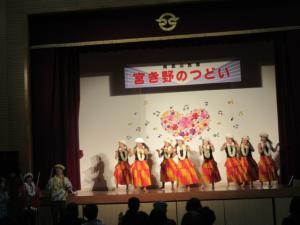 フラダンスを踊る「プルメリア」の皆さん
