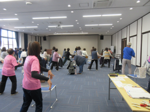 体を右に捻り両手をブラブラ、激しい動きにも笑顔で取り組まれている受講生の皆さん