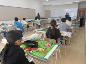 先日開催した「こどもいけ花展」の様子を報告する館長