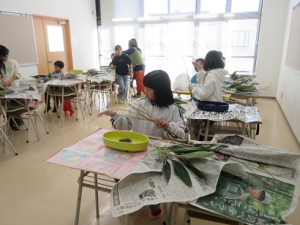 花材を手に取り、思い思いに生け始める受講生の子ども達