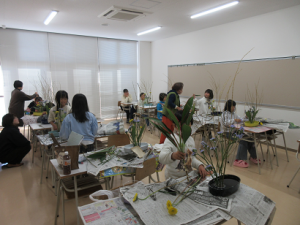 思い思いに花を生ける子供たちに机間指導をされる講師先生