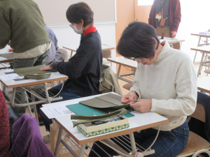 用意されたレザーに印をつける受講生の皆さん
