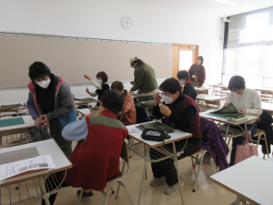 お互いに教え合いをされる受講生の皆さん