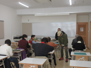 作業中の受講生の間を回り指導される講師先生