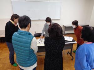 熱心にアドバイスを聞く生徒さんたち