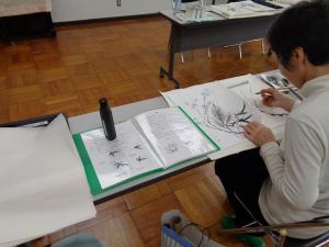 前回のテキストで確認しながら描く生徒さん