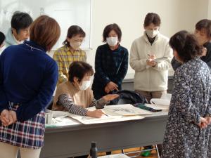 メモを取り先生のアドバイスを熱心に聞く生徒さんたち