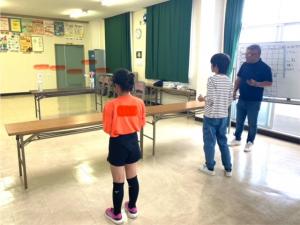 ドローンで競う二人のこどもの様子
