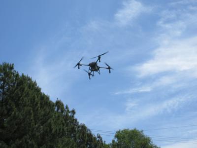 空に舞い上がるドローンの写真
