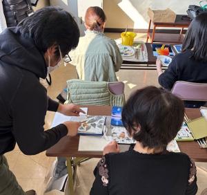講師の指導を受ける受講者の様子