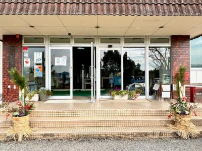 公民館玄関の門松飾りの写真