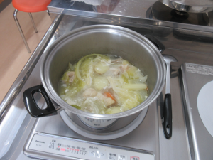 塩こうじを加えぐつぐつ煮込んでいる様子