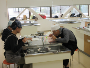 美味しくできあがぅたグラタンを試食する受講生の皆さん