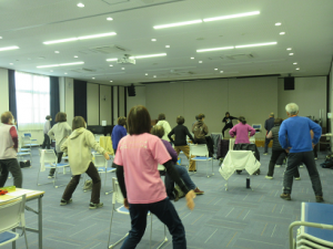 肩幅に足を広げ少し腰を落とします。掛け声がとともに行う写真