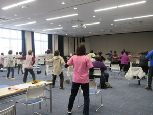 右手を腰に、左手は真横に伸ばす、受講生の皆さん激しい動きを楽しんでおられます